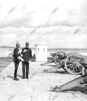 S. M. don Alfonso Xiii Visitando las Baterías del fuerte de Santiago