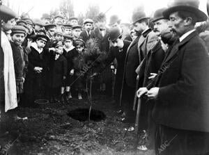 El Alcalde Sr. Bastardas plantando el primer árbol ante los escolares