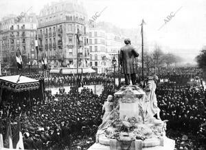 Vista de conjunto del acto inaugural de la estatua de Charles Floquet, en la...