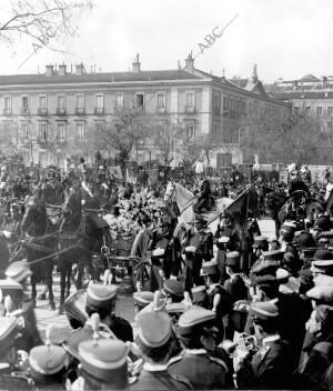 El furgón que Conducía los Restos del Héroe, al llegar al obelisco del dos de...