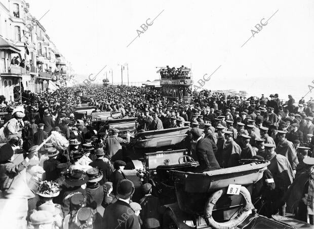 Llegada de los Automóviles en los Cuales se Trasladaron desde Distintos Puntos,...