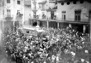 Llegada del primer coche de la línea de Castellón, que Acaba de ser Inaugurada