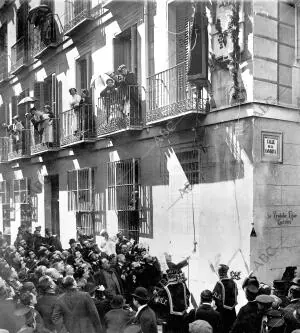 Momento de descubrir la Lapida Conmemorativa en la casa donde Vivió y Murió...