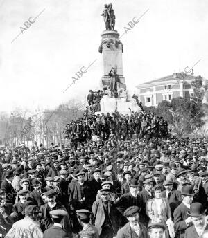 la plaza del obelisco y el monumento A Castelar A la Llegada de los...