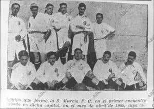 Equipo que Jugó, en abril de 1909, el primer partido de la S. Murcia F. C