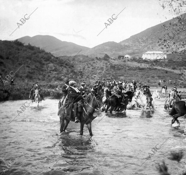 El Sr. Sanchez Guerra y su comitiva Atravesando el Rio Guadalmellato para ir A...