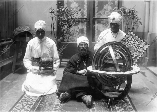 Los faquires indios de Timur, Dhar y Sirbanga que fueron a la capital francesa...