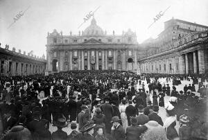 Aspecto de la Plaza de San Pedro mientras se celebraba la solemne ceremonia