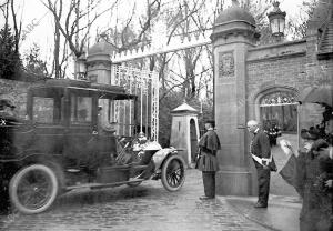 S. M. el Rey Eduardo Vii de Inglaterra (X) Entrando en el palacio de Miramar...