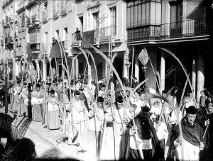 El Clero en la Procesión de las Palmas a la salida de la Catedral por la calle...