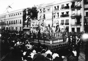 Paso del triunfo de la santa cruz de la parroquia de san Julián, en la plaza de...