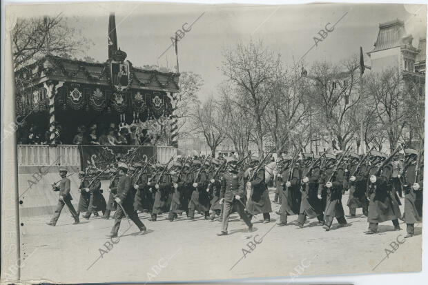 El Desfile Ante La Tribuna Instalada En El Paseo De La Castellana Archivo Abc 0949