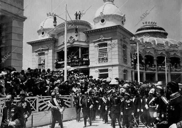 El S. M. Rey Don Alfonso XIII durante la inauguración de la Exposición Regional...