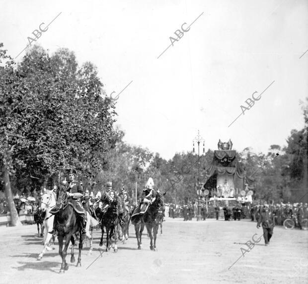 Don Alfonso Xiii al terminar la misa de campaña que se Celebró en el paseo de la...