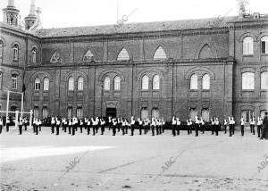 Los Alumnos del colegio de Chamartín de la rosa Practicando la gimnasia...