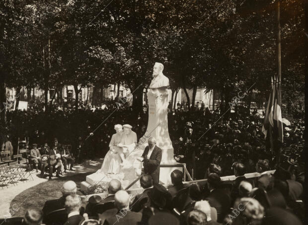 En la inauguración de la estatua el académico Mr. Claretie leyendo su discruso