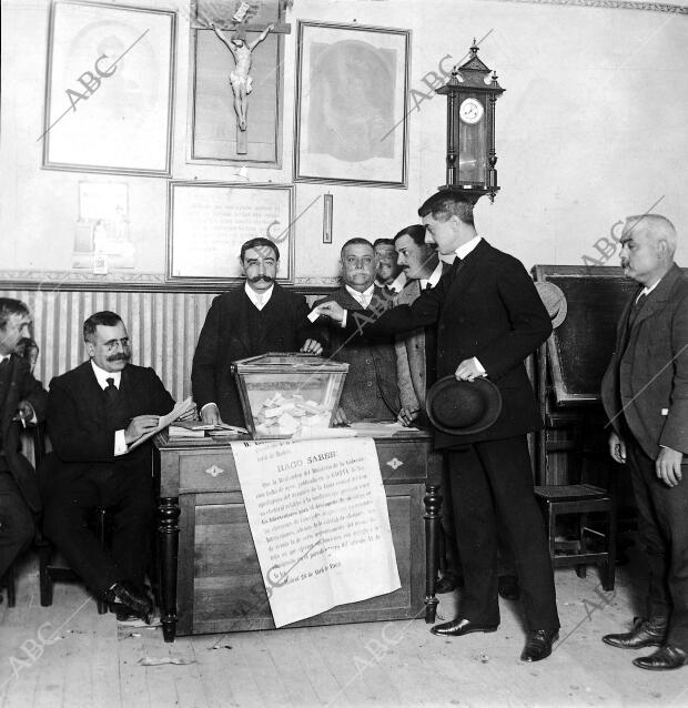 un ex presidente del congreso Interventor, D. José Canalejas en el colegio...