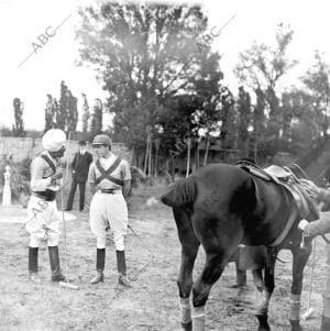 S. M. el Rey y el coronel Indio Chunda Singh, Vencedores en el partido de polo...