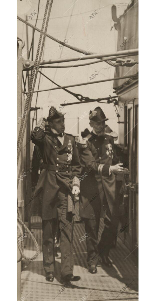 Don Alfonso XIII, visitando el crucero francés "Justice" acompañado por El...