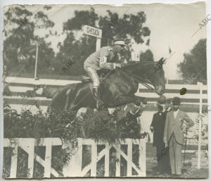 El teniente de caballería español, D. Gustavo Gómez Spencer, con su caballo...