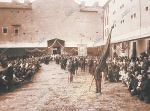 El patio penal de san Miguel de los Reyes después de la solemne ceremonia en que...