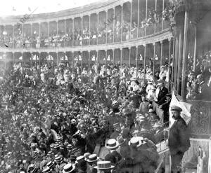 S. M. el Rey en su palco de la plaza de Toros durante la corrida Regia de...