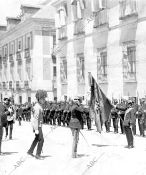 S. A. el Archiduque (X) con uniforme de teniente coronel de Cazadores y seguido...