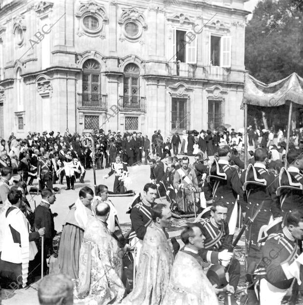 Aspecto de las Inmediaciones del palacio al paso de la Comitiva