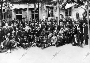 Grupo de Concurrentes al banquete celebrado en honor al insigne artista D....