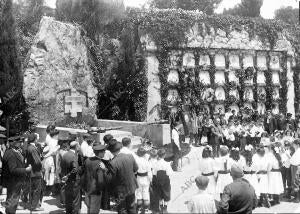 En la imagen el coro infantil Mosén Cinto cantando una plegaria ante el sepulcro...