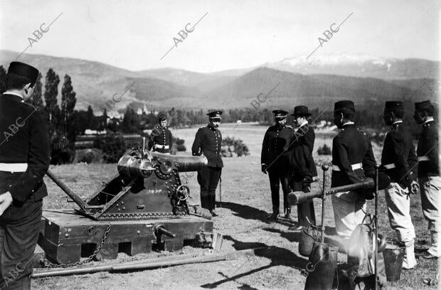 El jefe de la casa militar del Rey, general Echague (X), Visitando la batería de...