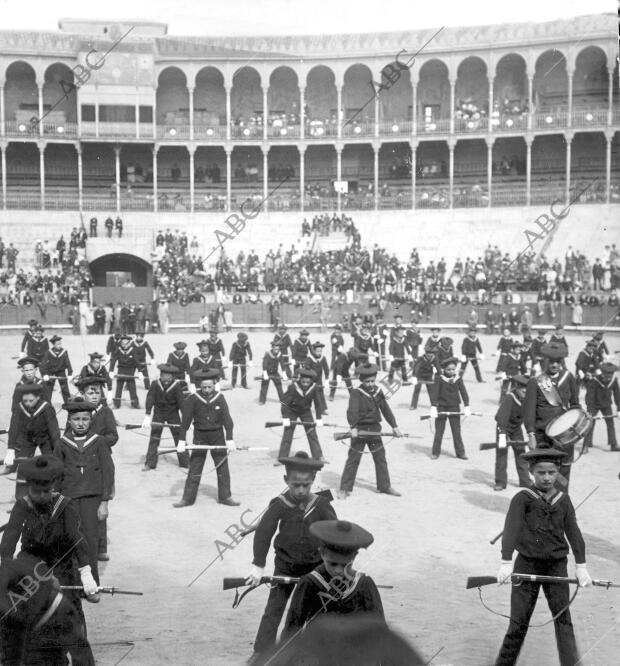 El batallón infantil Haciendo Evoluciones en la plaza de Toros durante la fiesta...