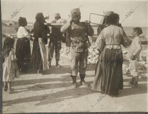 Heroicas mujeres de Melilla saliendo al encuentro de los soldados heridos para...