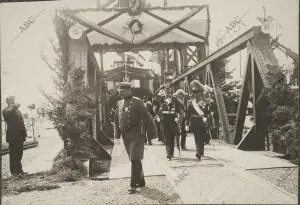 El Kaiser Guillermo II (1) y el Rey de Suecia, Gustavo V (2), inaugurando el...