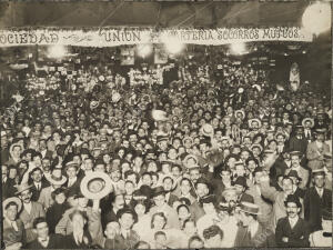 La kermesse de los carteros. El público en la inauguración de la kermesse