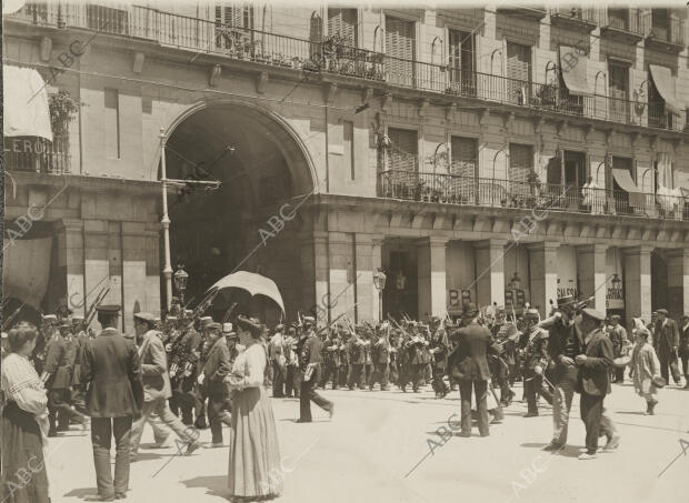 Los milicianos nacionales al salir del arco del 7 de julio para dirigirse a la...