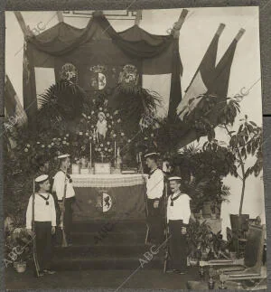 Altar improvisado en el Ministerio de Marina donde se celebró ayer una misa...