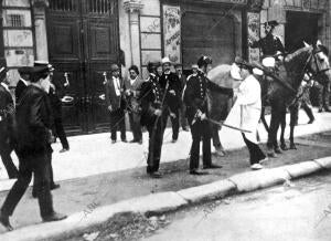 Mitines, Manifestaciones, intervención de la fuerza Publica, en plena Calle