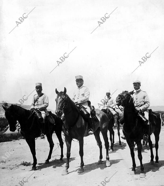 El general del real y su ayudante el Sr Zegri A su Derecha, Recorriendo los...