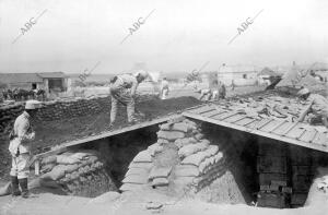 Los Ingenieros Construyendo un depósito subterráneo de Municiones para asegurar...