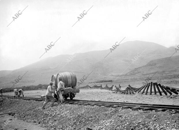 Recomposición de la vía por los Ingenieros, en segundo término se ve el destrozo...