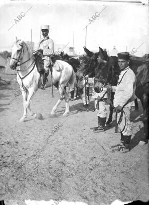 El inspector del cuerpo D. Gregorio Ruíz Practicando una revista de una...