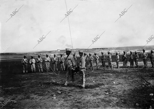El globo militar que Dirige el capitán Gordejuela Es Conducido merced A Largos...