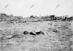 Una compañía del regimiento de Melilla Nº 49 Fortificando una casa en Sidi Musa...