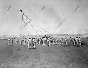 Los Ingenieros de la compañía de aerostación Llevando el globo hacia el...
