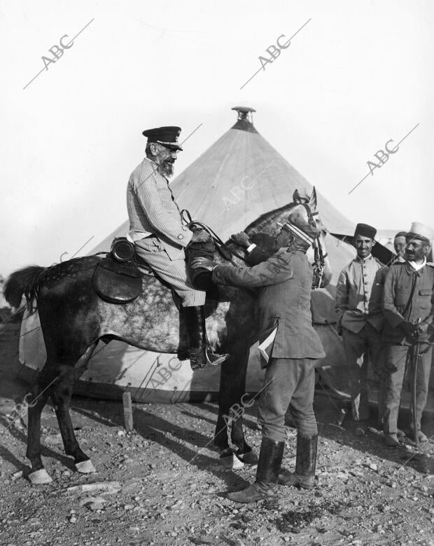 El Sr, Ortiz de Zarate, autor de las Bombas Arrojadizas, Hablando con el...