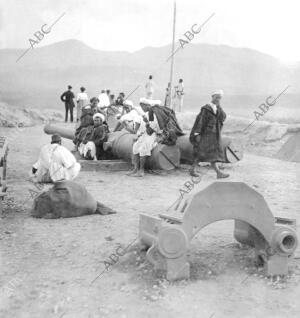 Moros Confidentes en las Inmediaciones del fuerte de Camellos, Sentados sobre...