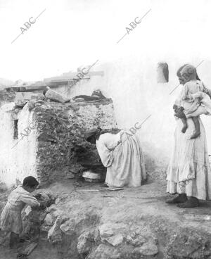 Mujeres Hebreas Preparando las Tortas de cebada que Constituyen el principal...