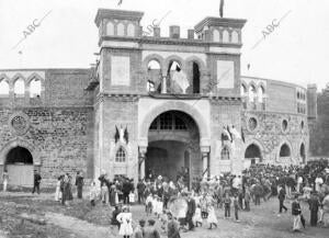 Vista de la plaza y puerta principal