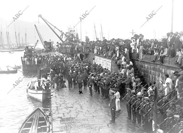 Desembarco del excelentísimo señor capitán general Martitegui en el muelle de...